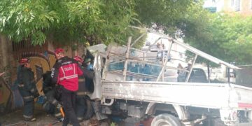 Un conductor quedó atrapado tras chocar contra un árbol y debió ser rescatado
