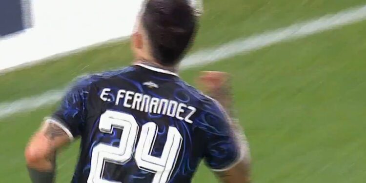 Enzo Fernández logró el primer gol para la Albiceleste.