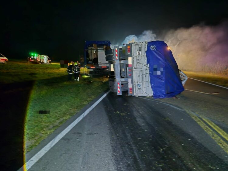 Una mujer murió tras un choque e incendio cerca de Del Campillo Una mujer murió tras un choque entre un auto y un camión que se incendiaron en la Ruta 35, a la altura de Del Campillo; investigan las causas del siniestro.
