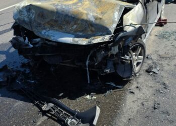 Choque múltiple: un auto se incendió y una mujer resultó gravemente herida