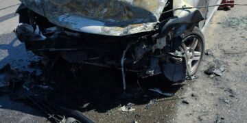 Choque múltiple: un auto se incendió y una mujer resultó gravemente herida