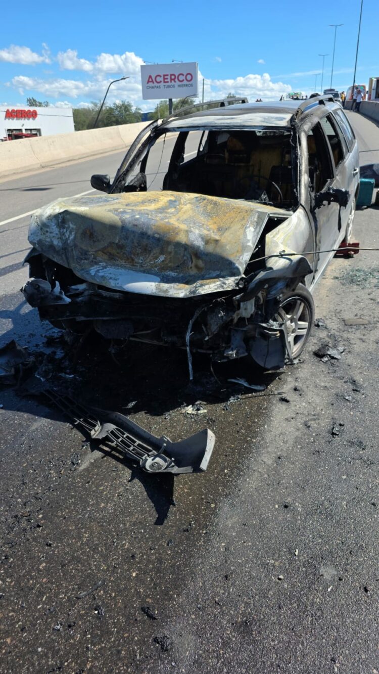 Un impactante accidente de tránsito en cadena se registró este lunes al mediodía en la ciudad de Córdoba, dejando como saldo un vehículo completamente incendiado y una mujer con lesiones de consideración.

El hecho tuvo lugar en la intersección de avenida La Voz del Interior y avenida Japón, sobre el puente homónimo, en barrio Los Boulevares, donde por causas que aún se investigan colisionaron cuatro vehículos: un Volkswagen Gol Country, una Jeep Renegade, un Chevrolet Cruze y una Fiat Saveiro.

A raíz del fuerte impacto, el Volkswagen Gol Country se prendió fuego en plena vía pública, generando momentos de tensión entre los presentes. Las llamas fueron rápidamente controladas por una dotación de Bomberos de la Policía, que logró extinguir el incendio antes de que se propagara.

Como consecuencia del siniestro, una mujer de 45 años que conducía la Jeep Renegade sufrió traumatismos varios. Fue asistida en el lugar por un servicio de emergencias y posteriormente trasladada al Hospital de Urgencias de Córdoba, donde quedó bajo observación médica.

Personal policial trabajó en el lugar para ordenar el tránsito y llevar adelante las pericias correspondientes. La investigación quedó a disposición de la Justicia, que busca determinar la mecánica del accidente.