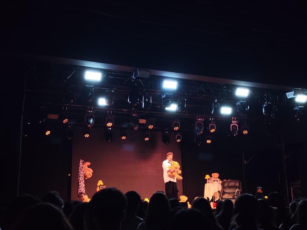 “Criado por lobos": sanar duele (y hace reír)