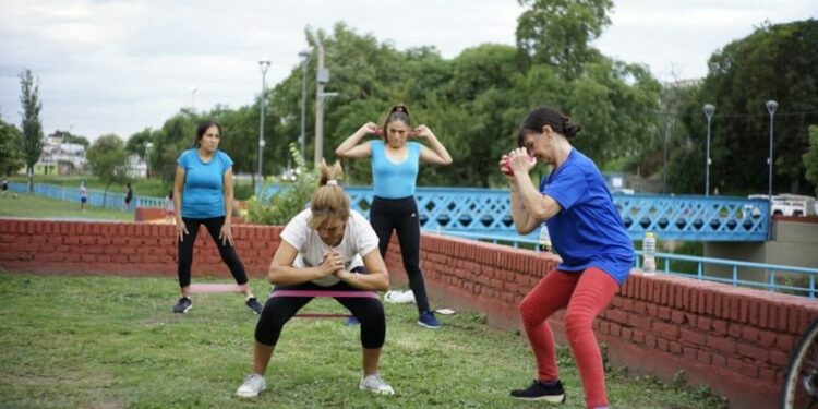La Municipalidad de Córdoba puso en marcha una nueva edición de las Clases de Gimnasia Familiar en plazas y parques de la ciudad, con actividades gratuitas para todas las edades.