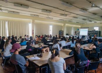 Miles de jóvenes eligen quedarse en sus pueblos para ser universitarios