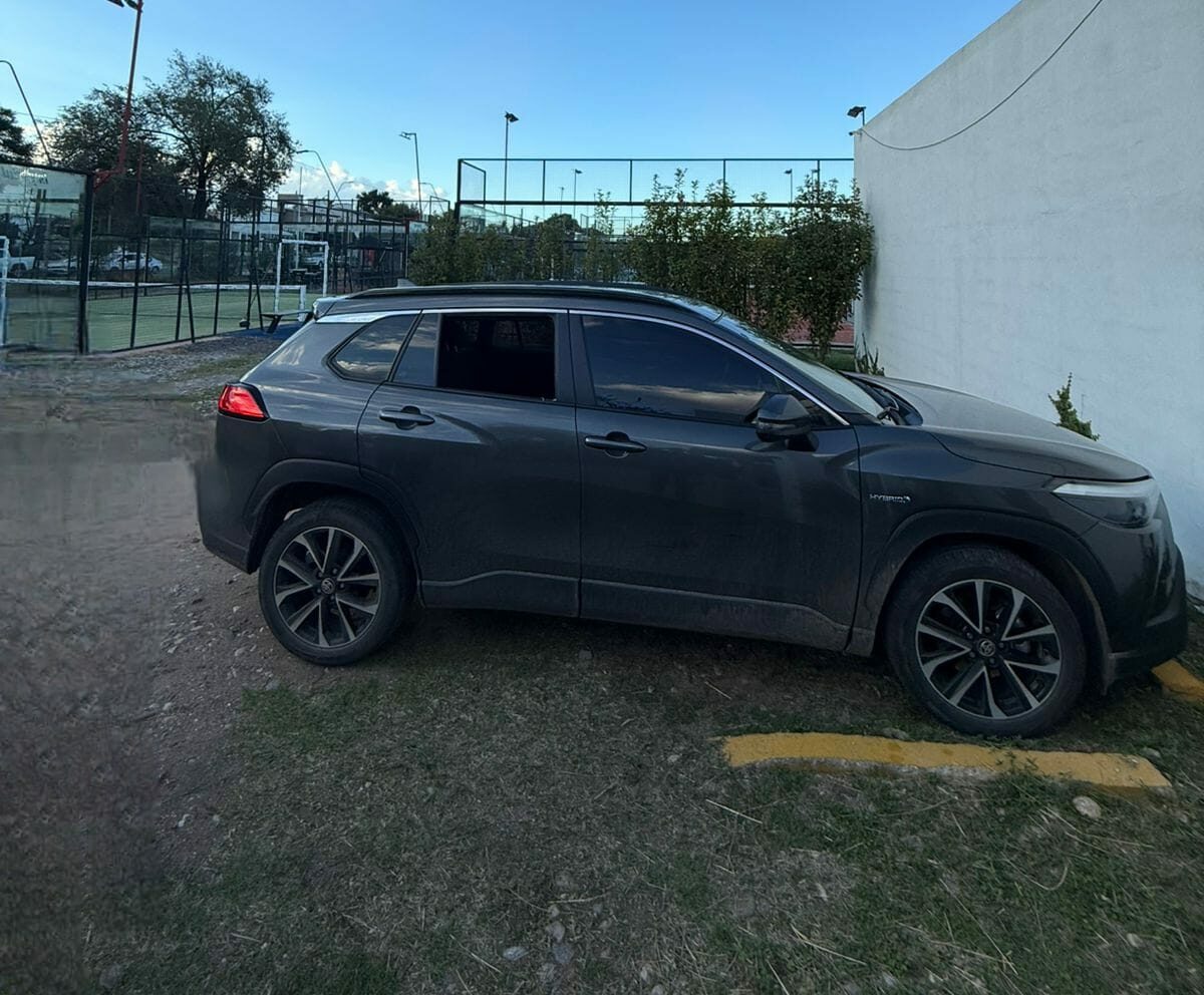 El vehículo sufrió la rotura del vidrio trasero en el predio deportivo.