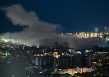 El humo se eleva desde el lugar del ataque aéreo israelí que tuvo como blanco un área en el barrio sur de Beirut.