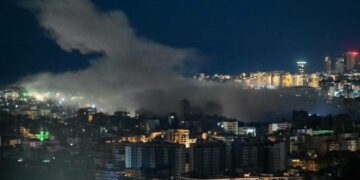 El humo se eleva desde el lugar del ataque aéreo israelí que tuvo como blanco un área en el barrio sur de Beirut.