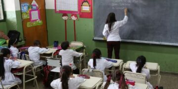 Pluriempleo docente: educadores combinan más de un trabajo para sostener sus ingresos