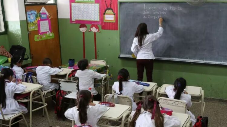 Pluriempleo docente: educadores combinan más de un trabajo para sostener sus ingresos
