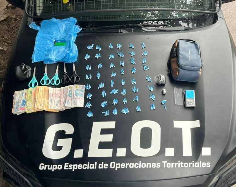 droga, balanza y elementos de corte incautados por la policía en córdoba.
