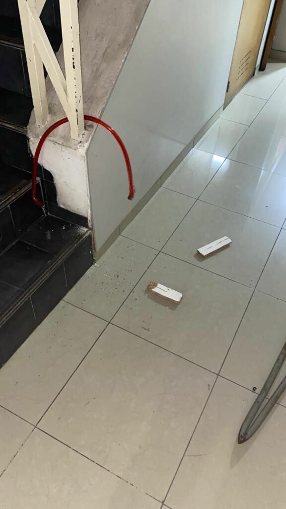 Robaron una bicicleta tras forzar la entrada de un edificio en pleno centro El ladrón ingresó tras violentar la entrada y se llevó una bicicleta durante la madrugada.