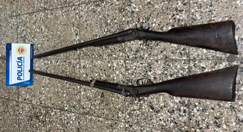Las escopetas de doble caño calibre 16 incautadas.