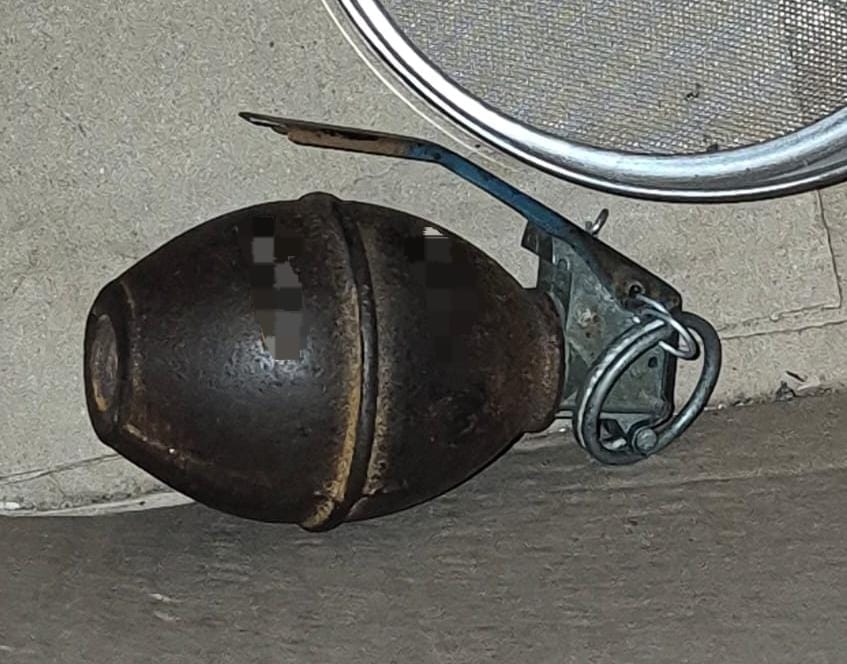 Amplio operativo policial en Córdoba con múltiples detenidos, drogas y una granada secuestrada Fotografía en relación al procedimiento realizado en B° Cooperativa los Paraísos.