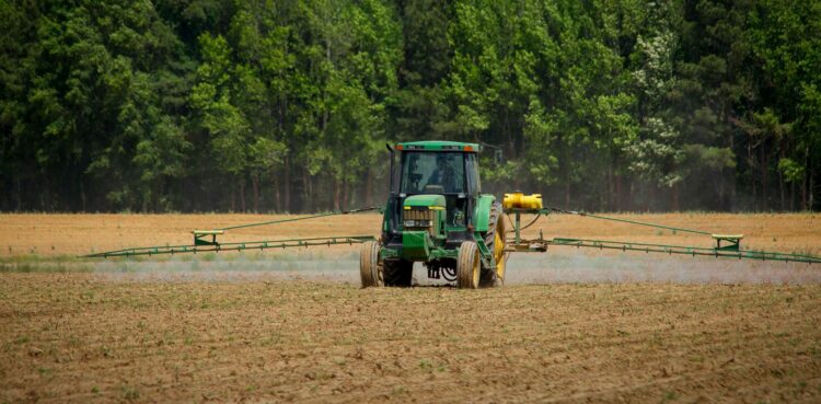 Un estudio de la Universidad Nacional de Córdoba detectó por primera vez a nivel mundial la presencia de glifosato y su residuo AMPA en saliva humana, tras analizar muestras de aplicadores y vecinos de una zona agrícola de Córdoba.