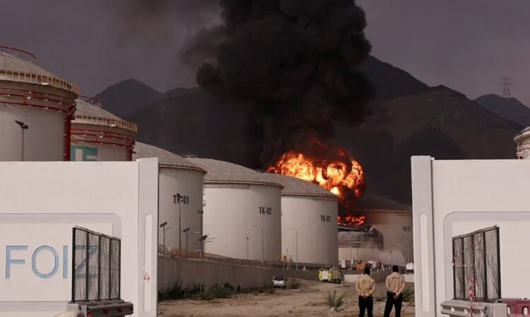 Una columna de fuego y humo se eleva tras el impacto sobre la fragata iraní IRIS Dena en aguas internacionales cercanas a Sri Lanka, luego de ser alcanzada por un torpedo disparado por un submarino estadounidense este miércoles. REUTERS