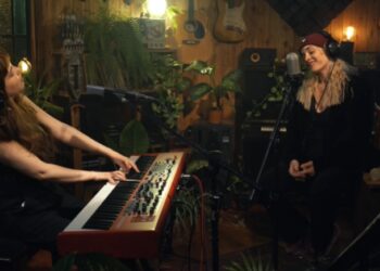 Viaje a un concierto de Charly desde la voz de An Espil y el piano de Secches