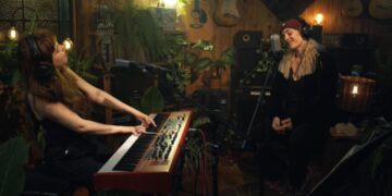 Viaje a un concierto de Charly desde la voz de An Espil y el piano de Secches