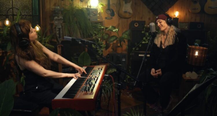 Viaje a un concierto de Charly desde la voz de An Espil y el piano de Secches