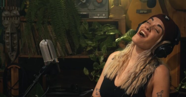 Viaje a un concierto de Charly desde la voz de An Espil y el piano de Secches