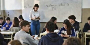 Los alumnos usan la IA, los docentes se capacitan por su cuenta