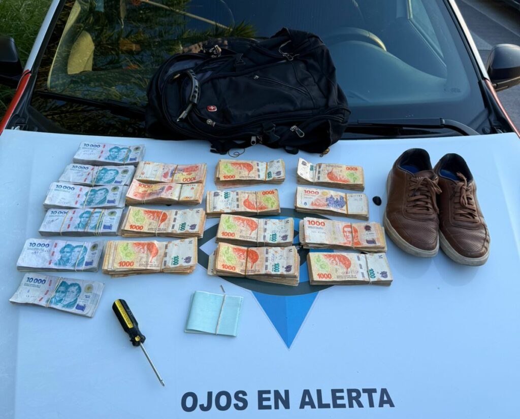 Detuvieron a un joven por dañar un vehículo: llevaba dinero y cheques por millonarias sumas Detenido con $6,5 millones, cheques y herramientas tras dañar un auto.