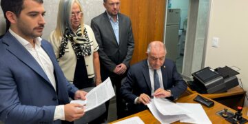 Luis Juez denunció penalmente a Passerini por una "maniobra estafatoria" en el transporte urbano Juez denunció presuntos sobreprecios en el alquiler de colectivos y apuntó contra la gestión municipal.