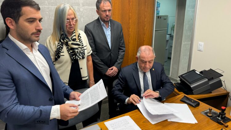 Juez denunció presuntos sobreprecios en el alquiler de colectivos y apuntó contra la gestión municipal.