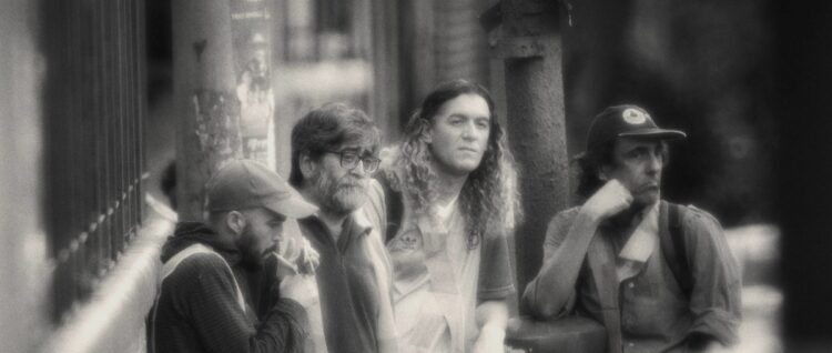 Con escasos diálogos y una puesta que privilegia el despliegue visual, los gestos y las actitudes de sus personajes, “La noche está marchándose ya” se afirma como una verdadera celebración cinéfila.