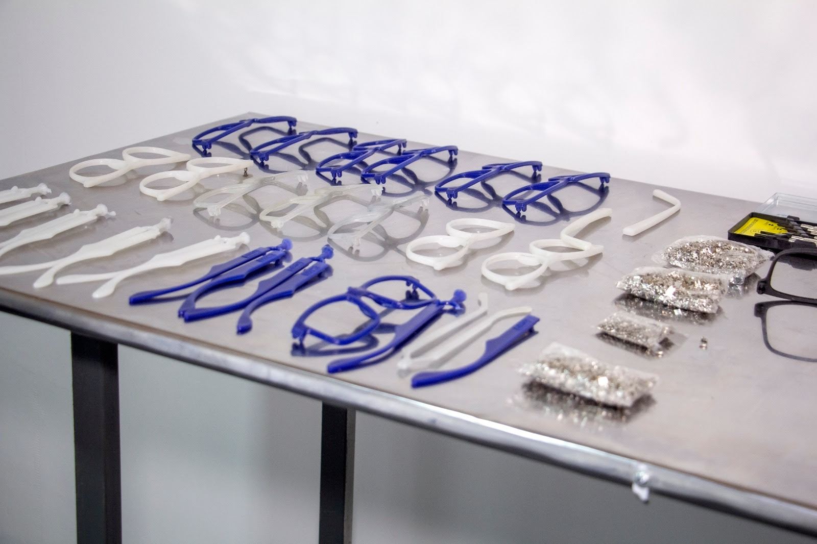 Una Fundación convierte tapitas en anteojos para quienes no pueden pagarlos