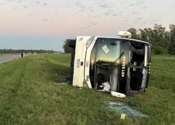 Un colectivo que viajaba desde Córdoba volcó en la ruta 9