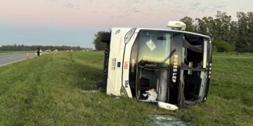 Un colectivo que viajaba desde Córdoba volcó en la ruta 9: hay nueve heridos de consideración