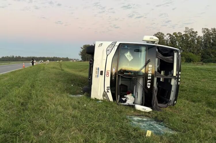 Un colectivo que viajaba desde Córdoba volcó en la ruta 9 El accidente ocurrió en las primeras horas de este lunes, antes del amanecer, en el kilómetro 177 de la ruta nacional 9.