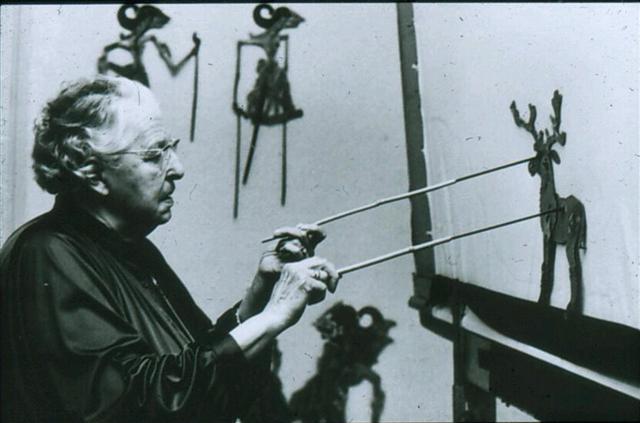 Cine mudo, música e ilustración: el desafío de componer nuevas texturas para las fábulas de 1900 Lotte Reiniger (1899-1981), la cineasta alemana que revolucionó la animación con sombras y recortes de papel. Su obra será el eje del encuentro interdisciplinario en el CCEC.