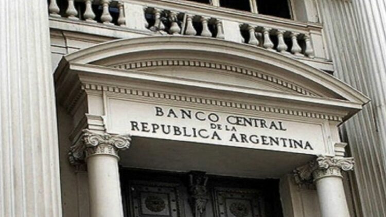 Licitación del Tesoro, datos del INDEC y señales del Banco Central El Gobierno enfrenta una semana clave con definiciones en deuda, actividad económica y política cambiaria que marcarán el pulso del mercado.