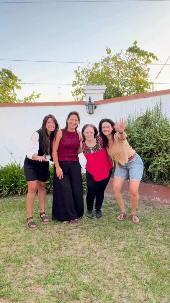 Juntas desde la infancia, Noe y sus amigas buscan cumplir un deseo especial vinculado a su artista favorito.