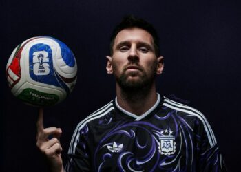 A diferencia de la última equipación, el uniforme nuevo será integramente negro.