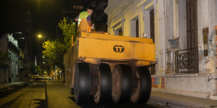 Con tareas nocturnas, rehabilitaron la calle 27 de Abril y continúan las obras de bacheo La Municipalidad de Córdoba y la Provincia realizaron tareas de fresado y asfaltado durante la madrugada para evitar congestiones.