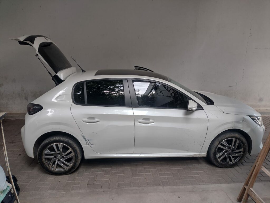 Fuga, choque y disturbios en barrio Maldonado: una mujer quedó detenida El vehículo involucrado en la fuga quedó bajo custodia policial.