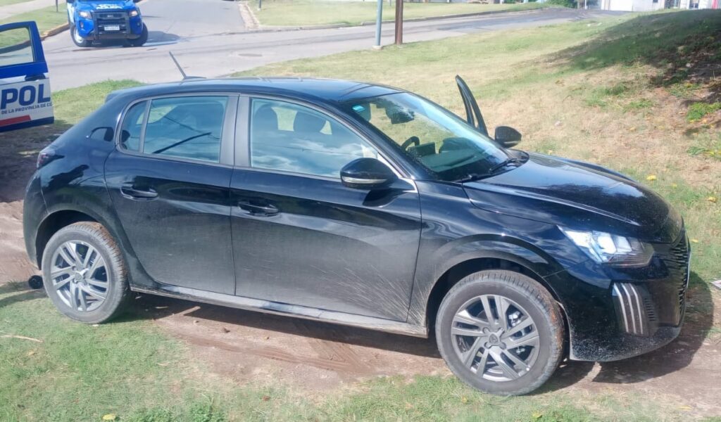 Cinco personas fueron aprehendidas luego de sustraerle pertenencias y su Peugeot 208 a la víctima.