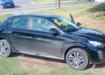 Cinco personas fueron aprehendidas luego de sustraerle pertenencias y su Peugeot 208 a la víctima.