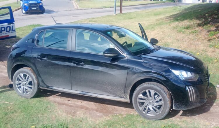 Lo citaron para un viaje, lo asaltaron y fueron detenidos tras un seguimiento policial Cinco personas fueron aprehendidas luego de sustraerle pertenencias y su Peugeot 208 a la víctima.