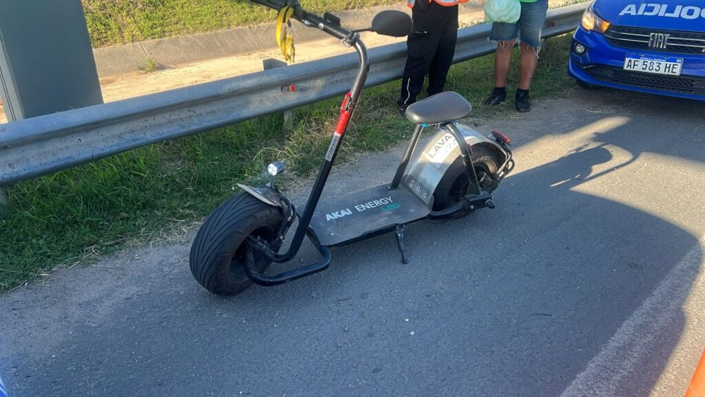Circulaba por la circunvalación en un scooter eléctrico, un tipo de vehículo no habilitado para transitar en autovías y autopistas.