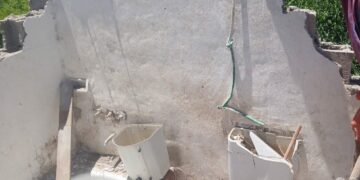 La estructura del baño, afectada por las vibraciones del tren, fue demolida por riesgo de derrumbe.