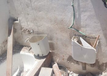 La estructura del baño, afectada por las vibraciones del tren, fue demolida por riesgo de derrumbe.