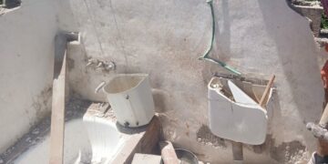 La estructura del baño, afectada por las vibraciones del tren, fue demolida por riesgo de derrumbe.