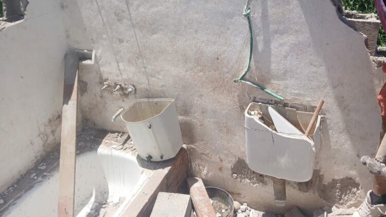 La estructura del baño, afectada por las vibraciones del tren, fue demolida por riesgo de derrumbe.