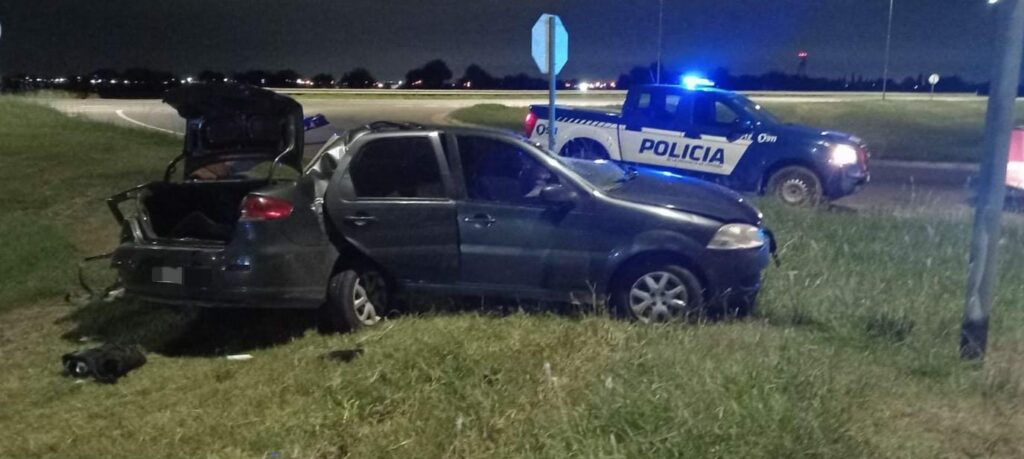 Dos muertos y una mujer herida tras un choque en barrio Parque Futura El auto impactó contra un poste y una señal vial.