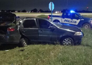 El auto impactó contra un poste y una señal vial.