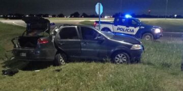 El auto impactó contra un poste y una señal vial.